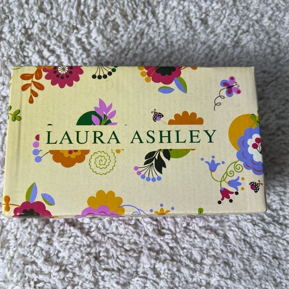 Kids 7 Laura Ashley Silver Quilted Shoes NEW - Picture 2 of 8